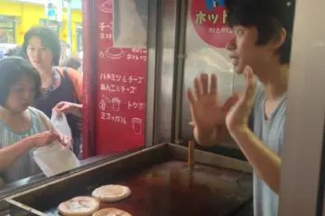 Korean staff chat with guests at Mr. Hottoku in Shin-Okubo (Photo: Kristen F. )