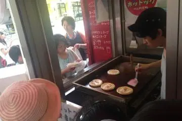 Guests ogle gooey Mr. Hottoku creations in Shin-Okubo (Photo: Kristen F. )