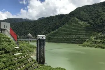 Spectacular stillness