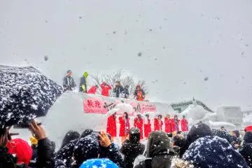 The festival has events happening during the day and also once the sun goes down (Photo: <a href="https://upload.wikimedia.org/wikipedia/commons/5/52/Tokamachi_Yukimatsuri_The_Tach.jpg" target="_blank" rel="noreferrer noopener nofollow">Wikimedia Commons</a>)