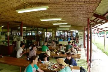 <p>Un restaurant d'un autre temps sur la rivi&egrave;re</p>