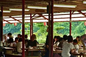 <p>Les poissons grill&eacute;s sont tr&egrave;s populaires, et ce restaurant est toujours bond&eacute;</p>