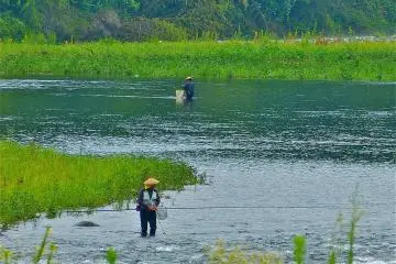 <p>Des p&ecirc;cheurs en face du restaurant</p>