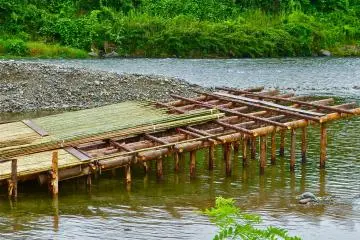 <p>Pi&egrave;ge en bois yana dans la rivi&egrave;re</p>