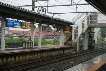 Stasiun ini terletak di kaki gunung yang memiliki sumber air panas alami