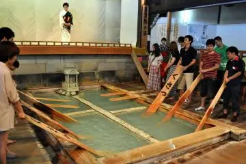 Assurez-vous de visiter Netsu no Yu et de participer à la démonstration de yumomi (friction de l'eau chaude)