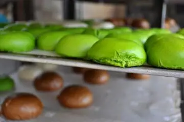  Arrêtez-vous à Kusatsu Choju Ten, où des employés souriants distribuent des manju et du thé vert dans la rue