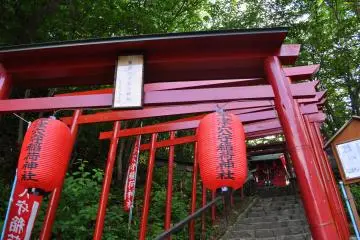 Il y a plusieurs sanctuaires à Kusatsu à visiter
