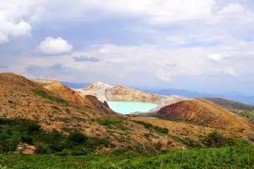 Le lac de cratère au mont Shirane est absolument stupéfiant
