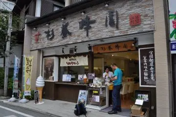 Saiyo Honey Shop a un grand nombre de miels naturels et de boissons