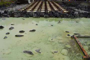 Le yubatake est l'une des attractions touristiques les plus populaires de Kusatsu, car il s'agit de l'une des plus grandes sources de la ville