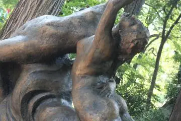 Romantic bronze sculptures can be spotted around the park grounds.