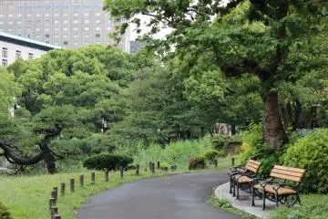 <p>สวนสาธารณะฮิบิยะมีม้านั่งให้เลือกมากมายพร้อมทางเท้าให้เดินทอดน่อง</p>
