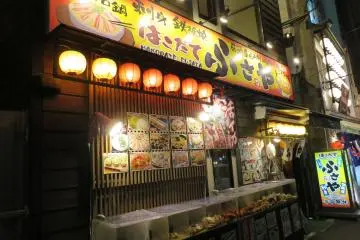 Lanterns beckon weary travellers or workers to its local taverns, just like the Meiji Period when wild Hokkaido was opened to settlers from Tokyo.