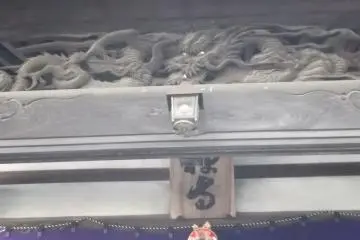 A dragon under the eaves of the worship hall