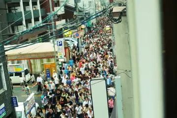<p>ฝูงชนพากันเดินไปดูขบวนเสรี่ยงสุดท้าย</p>