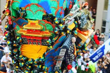 <p>เสรี่ยงขนาดใหญ่หนักถึง 1 ตันถูกตกแต่งอย่างพิถีพิธันโดยช่างฝีมือ</p>