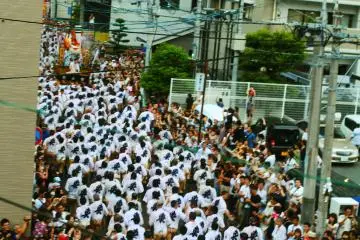 <p>ชายกว่าพันคนเข้าร่วมในงานเทศกาลนี้ สร้างปรากฎการณ์คลื่นมนุษย์</p>
