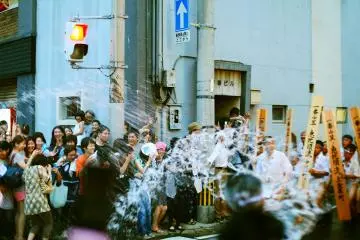 <p>ประเพณีสาดน้ำซึ่งเชื่อว่าเป็นการชำระล้างเมือง</p>