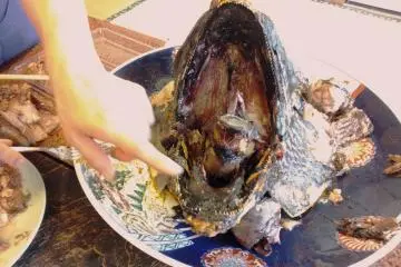 <p>พนักงานกำลังชี้ให้ดูส่วนที่อร่อย</p>