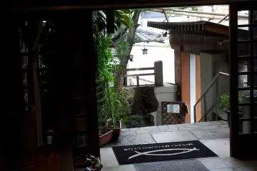 <p>ภาพถนนเมื่อมองจากด้านหน้าล็อบบี้ของร้านอาหาร</p>