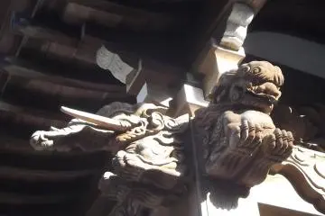 Two guardians on each corner of the side hall