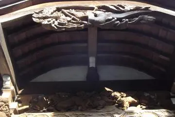 A crane and four lions under the eaves