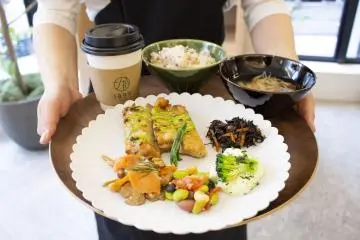 A healthy and hearty meal from Deli & Bar  (Photo: HOTEL 1899 TOKYO)