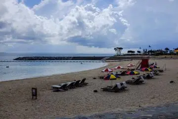 Day beds & umbrellas available for rental from ¥1000.