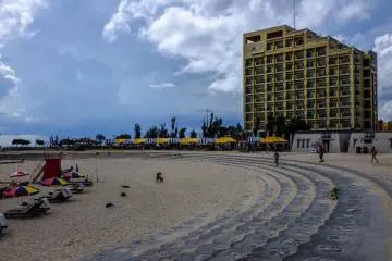 Sunset Beach handles the crowds quite well.