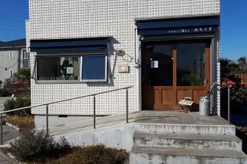 An unassuming entrance 