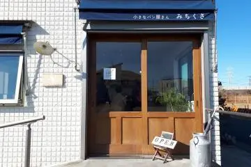 A closer look at the entrance 