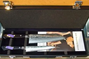 63-layer cobalt stainless steel 2-knife set with hard case (Photo: <a href="http://kap-kam.com/" target="_blank" rel="noreferrer noopener nofollow">Kamata Hakensha</a>)