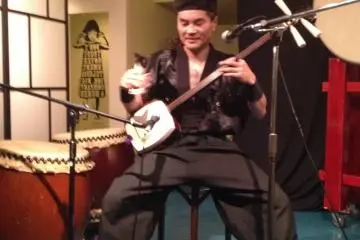 Yumenoshin Matsukaze (夢之進松風) performing on the Shamisen and Traditional Japanese folk music. A rare treat.