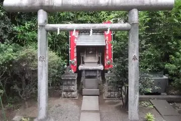 A little side shrine near the gate