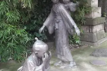 Statues at the smaller entrance