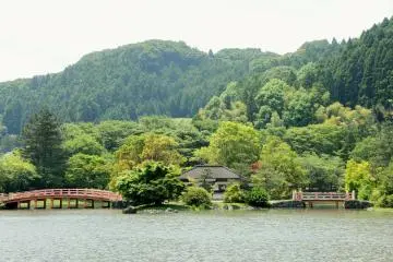 Vue sur l'étang au temple Shiramizu Amidadō