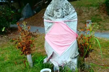 A Jizo statue on the hills as if it were guarding the park