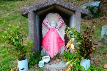 Another statue on the hills