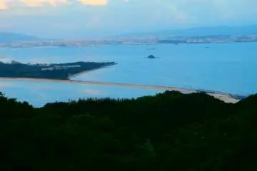 Uminonakamichi is 2.5 km in width and 8 km long