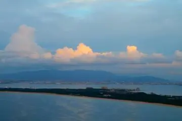 When it gets darker, you will be able to see the amazing night view of Hakata from the park