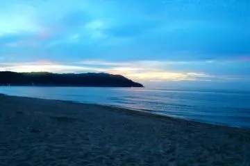 The beach along the tombolo