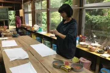 Staff explaining the tie-dyeing process.