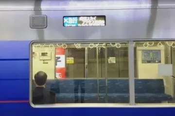 Puisque la gare de l'aéroport Haneda est à l'une des extrémités de la ligne, il est facile de trouver une place assise pour se rendre à Tokyo ou à l'aéroport Narita.