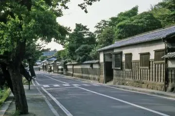 Rue historique Shiomi Nawate, qui accueille l'ancienne résidence de samouraï, le musée et l'ancienne résidence de Lafcadio Hearn, le musée Tanabe, un vieux restaurant de soba...