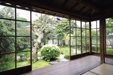 Ancienne résidence de Lafcadio Hearn, superbe petit bâtiment traditionnel en bois, bordé de jardins.