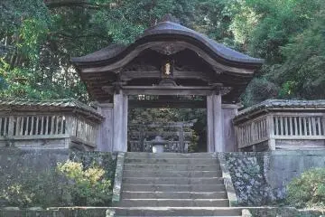Tombe du seigneur et grand lettré Matsudaira Fumai, qui introduisit la cérémonie du thé à Matsue au 18ème siècle.