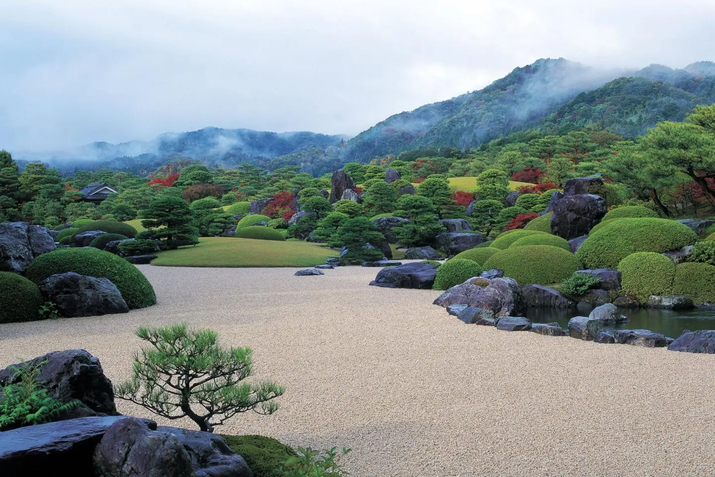 Célèbre jardin du Musée d'Art Adachi. La maîtrise de la technique du shakkei (paysage emprunté) est époustouflante.