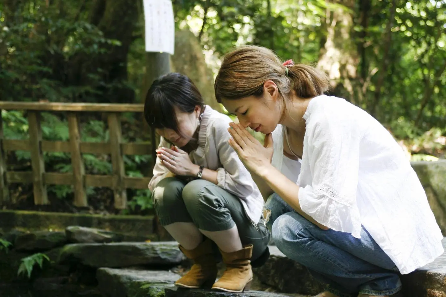 Jeunes femmes venues au Miroir d’Eau du sanctuaire Yaegaki pour questionner les dieux sur leur avenir amoureux.