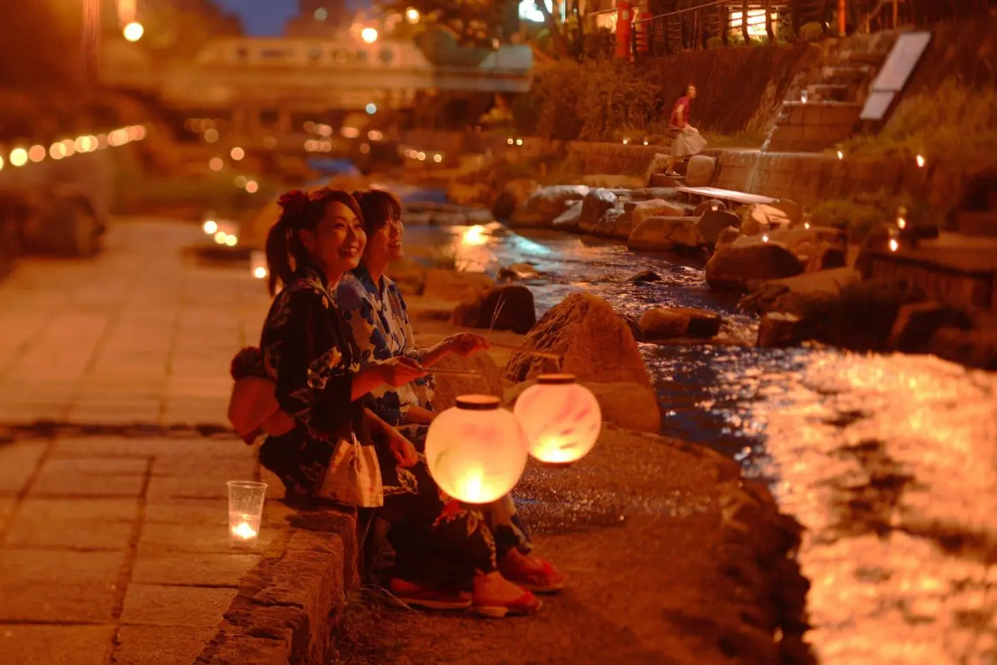 Ambiance décontractée en soirée dans le quartier thermal de Tamatsukuri Onsen.